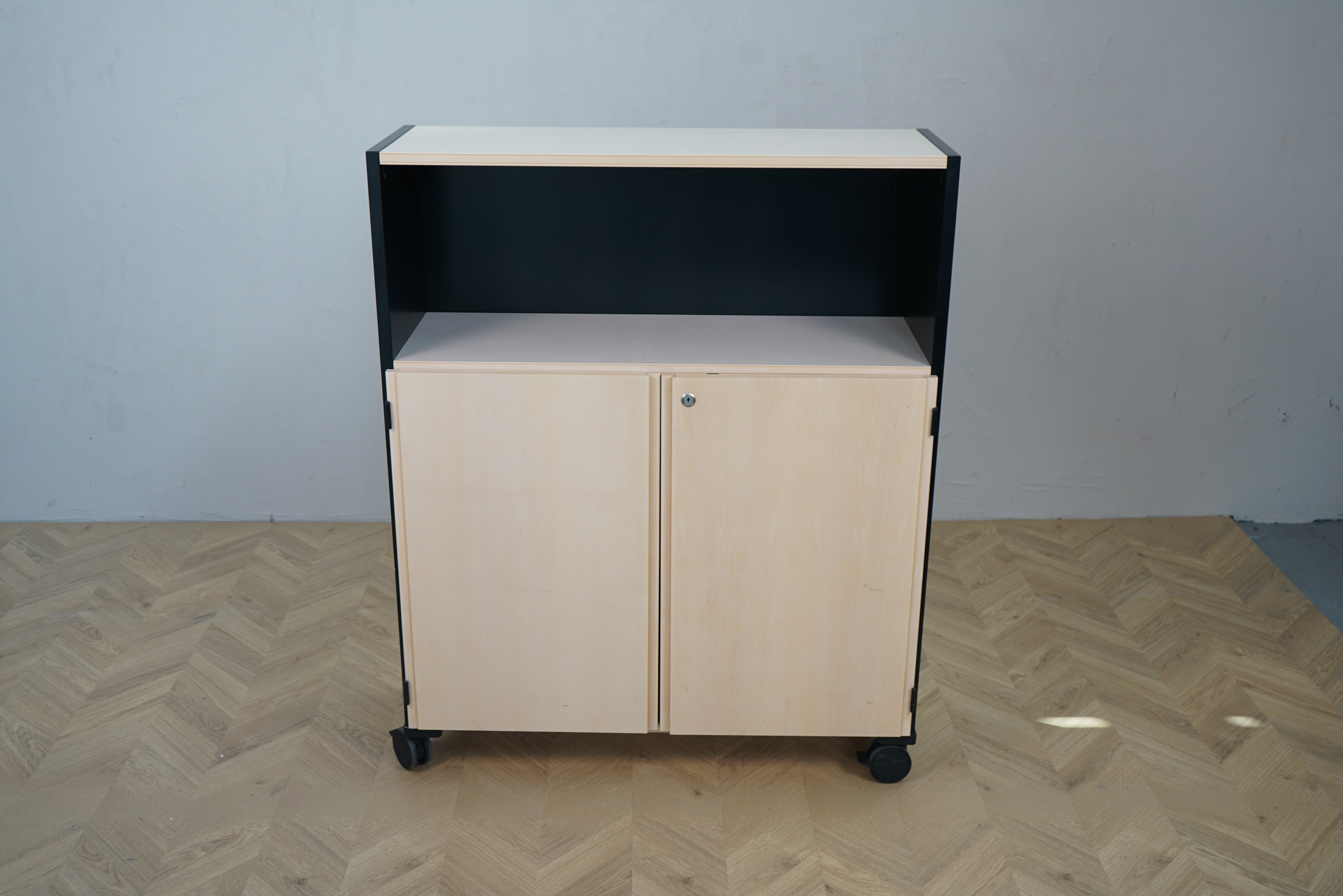 Opbevaringsskab med hjul og låsbare låger – set forfra, 96x35x119 cm